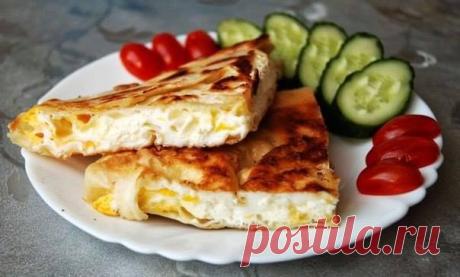 Яичница с сыром в лаваше . Ингредиенты: • Сыр — 70 г (у нас сулугуни) • Яйца — 3 шт • Лаваш — 1 шт • Специи — по вкусу • Соль, перец —...