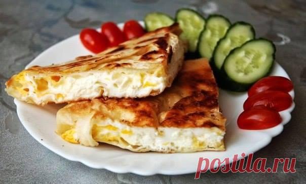 Яичница с сыром в лаваше . Ингредиенты: • Сыр — 70 г (у нас сулугуни) • Яйца — 3 шт • Лаваш — 1 шт • Специи — по вкусу • Соль, перец —...