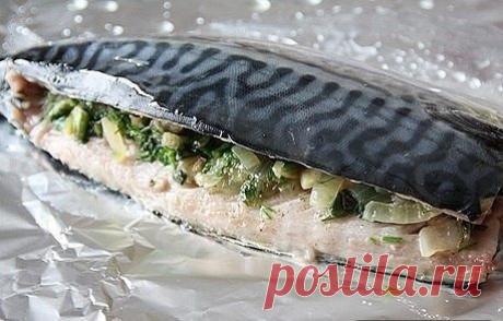 Скумбрия под овощами
• 2 мороженые скумбрии,
• 2 большие луковицы,
• 2 средние моркови,
• 150 г твердого сыра,
• 2 ст. л. растительного масла,
• 2 ст. л. соевого соуса,
• майонез,
• соль, белый молотый перец — по вкусу.
Приготовление:
Скумбрию разморозить, выпотрошить, порезать на порционные кусочки. Посолить, поперчить, сбрызнуть соевым соусом и мариновать примерно 30 минут. Тем временем лук и морковь нарезать полукольцами, а сыр натереть на крупной терке.
Рыбу выложить в форму, смазанную п