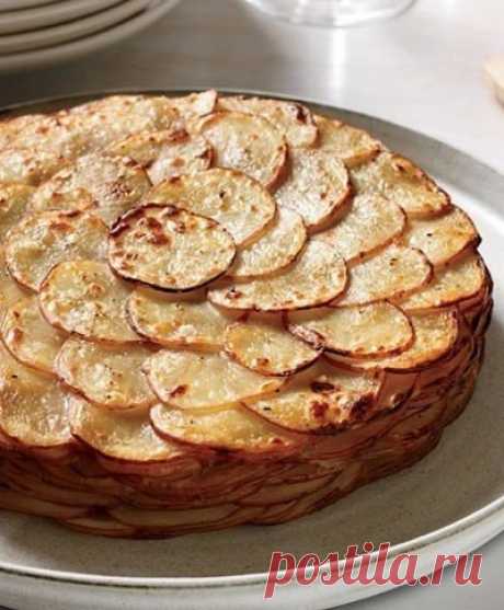 Французский рецепт, покоривший мир своей простотой и необычайным вкусом!
Картофель «Буланжер» 

Сохраните себе, чтобы не потерять 

 Вам понадобится:
- 1 кг картофеля
- 2 головки репчатого лука
- 60 г сливочного масла
- 400 мл молока
- соль
- молотый черный перец

 Приготовление:
1. Очистите и нарежьте картофель тонкими ломтиками — примерно 2 мм толщиной. Лук нарежьте тонкими кольцами. Посолите и поперчите ломтики картофеля.

2. Смажьте форму для запекания сливочным маслом...