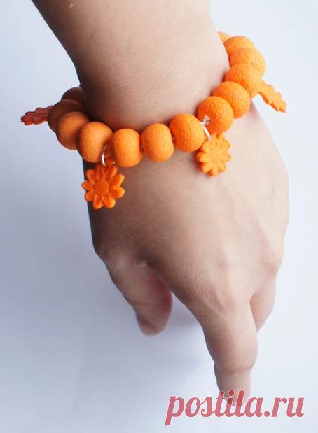 Как сделать красивый женский браслет из полимерной глины своими руками — фото Лето это время отдыха, прогулок и развлечений. Все мы ждем много солнечных деньков, чтобы, наконец, достать из шкафа все летние наряды и украшения. Но если погода капризничает — не стоит отчаиваться. Пасмурный дождливый вечер можно посвятить изготовлению такого вот позитивного летнего браслета из полимерной глины, который будет вас радовать в любую погоду.