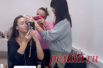 37-летняя Ольга Бузова показала лицо без макияжа. Российская телеведущая и певица Ольга Бузова показала лицо без макияжа. 37-летняя поп-исполнительница опубликовала видео из гримерки, на котором продемонстрировала сборы перед съемкой. На размещенных кадрах знаменитость предстала перед фанатами в спортивном костюме черного цвета.