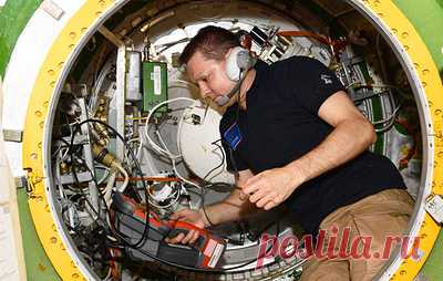 Правда или ложь? Космонавт Олег Кононенко развенчал мифы о космосе. Человек впервые побывал за пределами Земли 63 года назад: 12 апреля 1961 года Юрий Гагарин совершил первый космический полет. Несмотря на все многочисленные достижения человечества, даже спустя десятилетия тема космоса и космонавтики остается окруженной множеством мифов. Ко Дню космонавтики командир отряда космонавтов Роскосмоса, спецкор ТАСС на Международной космической станции (МКС) Олег Кононенко опроверг самые популярные…