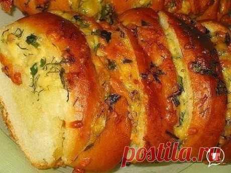 Хрустящий хлебушек пропитанный маслом, сыром и чесночком

Всё гениальное просто !!!

Ингредиенты:
- 1 французский батон, лучше "вчерашний", можно обычный батон
- 100 г сыра
- 100 г размягченного сливочного масла
- 2-3 зубка чеснока
- зелень петрушки и укропа по вкусу

Сыр потереть на терку, выдавить чеснок, добавить мягкое масло и мелко порезанную зелень, все перемешать.

Духовку нагреть на 200 С. В батоне сделать надрезы наискосок прорезая не до конца, заполнить их хорошо...