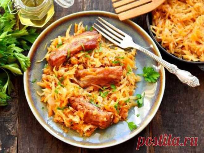 Тушеная Капуста С Копчеными Ребрышками Тушеная капуста с копчеными ребрышками - капуста впитает в себя вкус и запах копченостей, блюдо очень ароматное и вкусное.