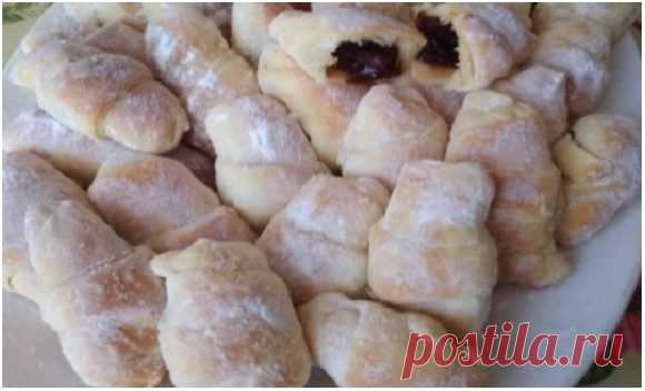 Рогалики завжди вдаються і виходять дуже м’якенькі! Начинку можна робити будь-яку, але особливо смачні вони із сливами! Цей рецепт у мене вже 20 років і я дуже ним задоволена. Рогалики із сливами – це щось неймовірно смачне. Завжди вдаються і виходять дуже м’якенькі! Начинку можна робити будь-яку, але саме із сливами для