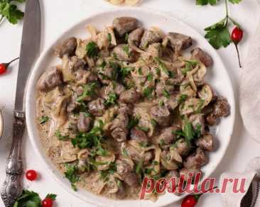 Куриные сердечки в сметанном соусе Ингредиенты:✔️Куриные сердечки - 500 г&nbsp;✔️Лук репчатый - 1 шт&nbsp;✔️Сметана - 100 г&nbsp;✔️Сливочное масло - 30 г&nbsp;✔️Растительное масло для жарки&nbsp;✔️Соль, перец по вкусуПриготовление:1. Куриные сердечки разрезать на 2 части. Лук порезать чертвертинками колец.2. Обжарить лук...