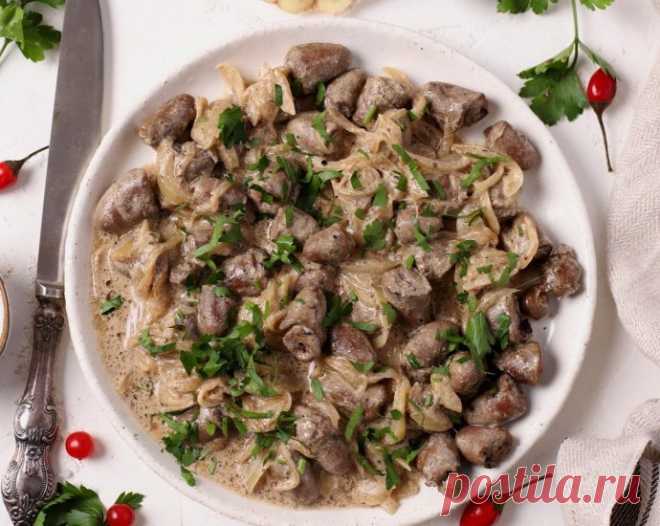 Куриные сердечки в сметанном соусе Ингредиенты:✔️Куриные сердечки - 500 г ✔️Лук репчатый - 1 шт ✔️Сметана - 100 г ✔️Сливочное масло - 30 г ✔️Растительное масло для жарки ✔️Соль, перец по вкусуПриготовление:1. Куриные сердечки разрезать на 2 части. Лук порезать чертвертинками колец.2. Обжарить лук...