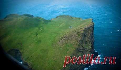 В Исландии существует остров с одним-единственным крошечным домиком