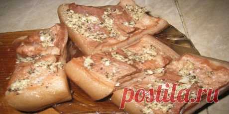Рецепт вкусного сала!| NashaKuhnia.Ru
&quot;Берем кастрюлю, наливаем литр воды (на наши 500гр), бросаем туда ломанные листики лавра, луковую шелуху (10гр), тертую зиру, черный молотый перец, щепотку паприки, пару головок чеснока и 4 ст. л. соли.&quot;
