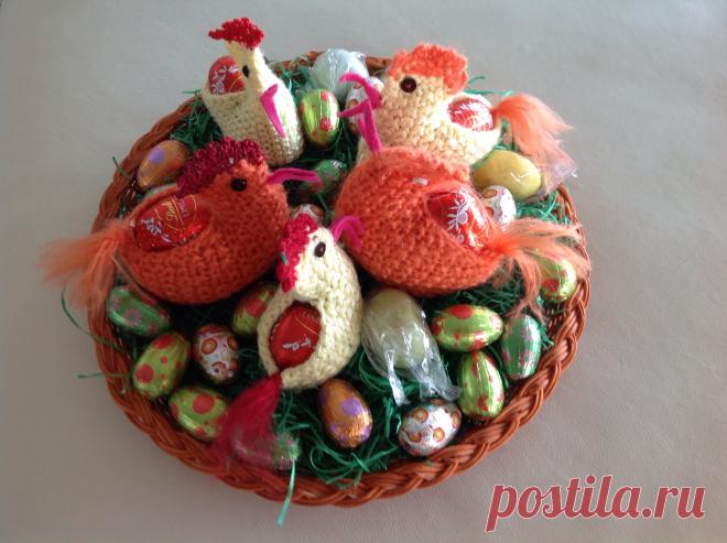 Вот такую корзинку сделали мои друзья из Швейцарии на Пасху. Курочек и петушков связали крючком, а внутри яйца из знаменитого швейцарского шоколада. И сидят они на шоколадных яйцах. В Швейцарии принято дарить еще и шоколадных зайцев - символ плодородия. ( у нас говорят, плодятся, как кролики). Но вареные яйца никто не отменял. Красят, как и у нас. А еще принято прятать в саду подарки ( от зайчика), потом дети и взрослые ищут их. Сколько радости, когда найдешь подарок. Сама знаю. Я тоже нашла:-)