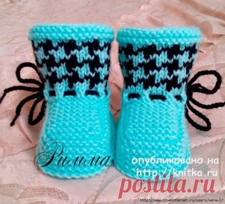 Пинетки с узором Гусиные лапки от Риммы. Описание вязания 

Использовалась пряжа “Детская новинка”. Спицы 2,5 мм. 

Описание: 

Набрать 36 петель и вязать подошву платочной вязкой нитью основного 
цвета. 1 ряд – все лиц. 3 и все нечетные ряды – лиц. 
2 ряд – кр.,1 лиц, накид, 15 лиц, накид, 2 лиц, накид, 15 лиц, накид, 1 
лиц. кр. 
4 ряд – кр., 2 лиц, накид, 15 лиц, накид, 4 лиц, накид, 15 лиц, накид, 2 
лиц. кр. 
6 ряд – кр., 3 лиц, накид, 15 лиц, накид, 6 лиц, накид, 15 ...