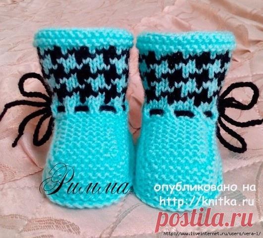 Пинетки с узором Гусиные лапки от Риммы. Описание вязания 

Использовалась пряжа “Детская новинка”. Спицы 2,5 мм. 

Описание: 

Набрать 36 петель и вязать подошву платочной вязкой нитью основного 
цвета. 1 ряд – все лиц. 3 и все нечетные ряды – лиц. 
2 ряд – кр.,1 лиц, накид, 15 лиц, накид, 2 лиц, накид, 15 лиц, накид, 1 
лиц. кр. 
4 ряд – кр., 2 лиц, накид, 15 лиц, накид, 4 лиц, накид, 15 лиц, накид, 2 
лиц. кр. 
6 ряд – кр., 3 лиц, накид, 15 лиц, накид, 6 лиц, накид, 15 ...