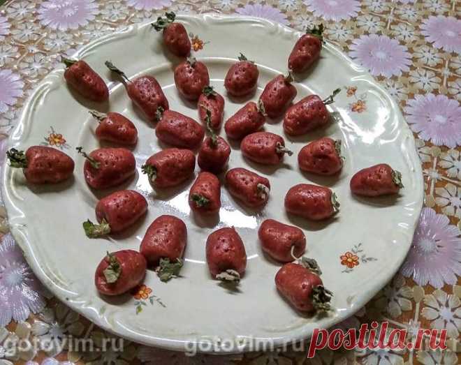 Конфеты из печенья со сгущенкой. Рецепт с фото Конфеты из печенья со сгущенкой порадуют в первую очередь детей. Кстати, может случиться так, что взрослым членам семьи, «клубничка» не достанется вовсе. А все потому, что этот десерт не только вкусный, но и привлекательный на вид. Готовить его легко, поэтому в этом к лепке конфет можно привлечь детей. Печенье для конфет выбирайте любое на свой вкус. Главное, чтобы оно было без добавок. Для окрашивания конфет заранее приготови...