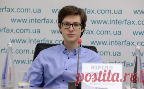 Украинского гроссмейстера поймали на жульничестве благодаря уборщице. Кирилла Шевченко на турнире в Испании заподозрили в обмане из-за частых отлучек в туалет, где нашли два мобильных телефона. Шахматисту присудили два поражения. Он покинул турнир, но вину свою не признал