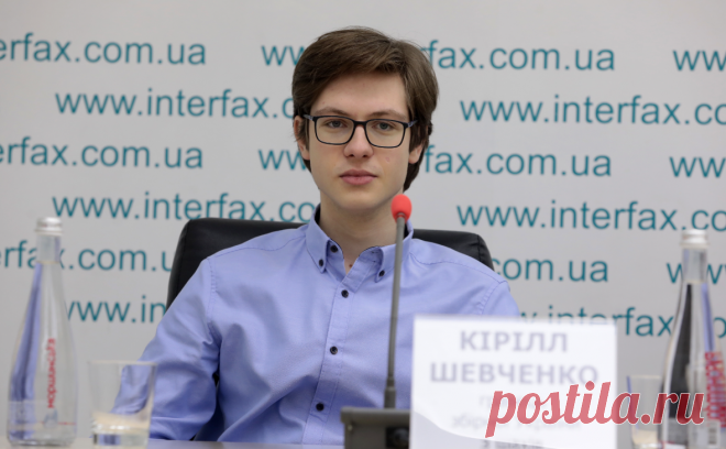 Украинского гроссмейстера поймали на жульничестве благодаря уборщице. Кирилла Шевченко на турнире в Испании заподозрили в обмане из-за частых отлучек в туалет, где нашли два мобильных телефона. Шахматисту присудили два поражения. Он покинул турнир, но вину свою не признал