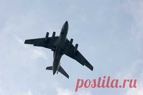 Спецборт еще c одной группой эвакуированных из Газы россиян вылетел в Москву. Очередная группа граждан России, эвакуированных из сектора Газа, вылетела из Каира в Москву. По данным ТАСС, на борту самолета Ил-76 МЧС РФ находятся 28 россиян. Примерно через пять часов он совершит посадку в московском аэропорту Домодедово.