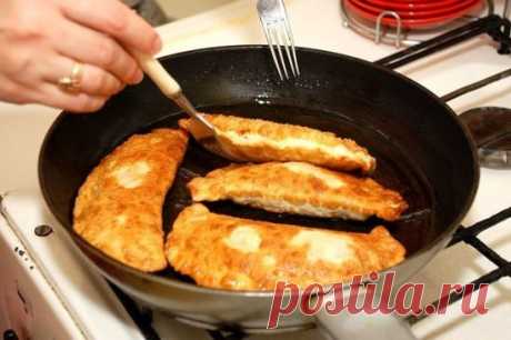 Чебуреки "на бегу": никакой возни с тестом. Рецепт - находка
Хрустящая зажаристая корочка, нежное тесто, ароматная, необыкновенно сочная начинка… Это вкуснейшее блюдо можно приготовить у себя дома. 
Рецепт вкусных чебуреков:
Вам понадобятся:
Тесто
Мука – 4 стакана
Вода – 320 мл
Яйцо – 1 шт.
Масло растительное – 2 ст.л.
Соль – ½ ч.л.
Начинка
Мясной фарш – 700 г
Соль, перец – по вкусу
Лук репчатый – 1 луковица (небольшая)
Зелень укропа – по вкусу
Масло растительное – для жарки
Способ пригото