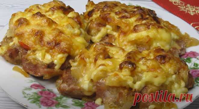 Самый вкусный рецепт мяса по-французски! Под такой шубкой любое мясо будет изумительным!
Сегодня будем готовить всеми любимое мясо по-французски, но в праздничном варианте. В нашей семье это блюдо готовят именно так, и получается оно невероятно вкусным. Обязательно попробуйте!  

Ингредиенты:  
- Мясо - 1 кг (свинина, курица)
- Лук - 3 шт
- Сыр - 250 гр
- Ананас консервированный - 500 гр
- Соль, перец по вкусу
- Майонез - 180 гр
- Масло растительное - для смазывания

Приго...