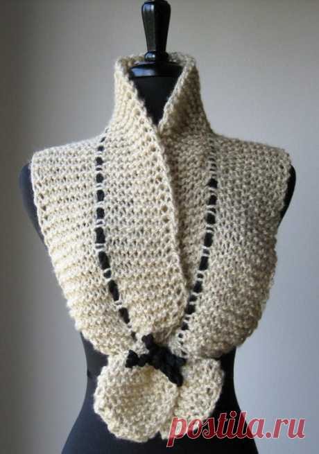 Оригинальный шарф-воротник — вяжется очень легко! Оригинальный шарф, очень легко вяжется! Двенадцать петель лицевой глади, двенадцать петель платочной и вновь двенадцать петель лицевой. После того, как провяжете шесть рядов, поменяйте лицевую гладь на изнаночную и наоборот. Что самое замечательное — не нужно никаких накидов. В стыки гладей и платоч