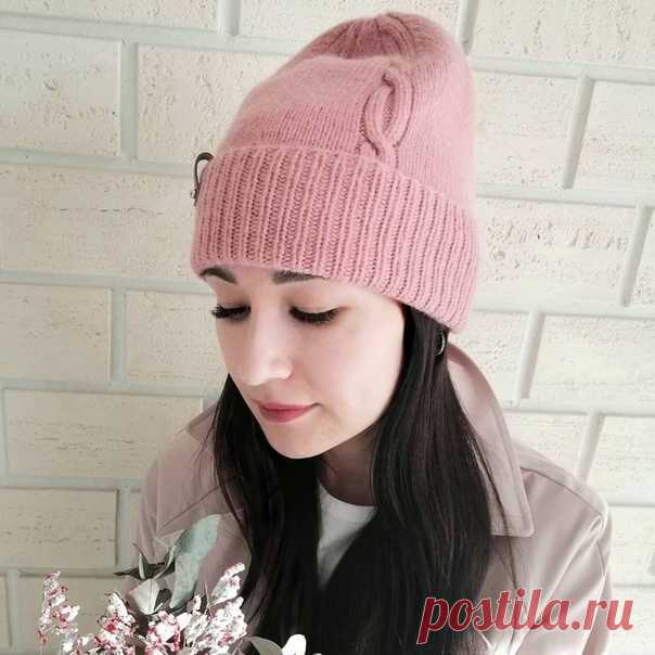 Стильная шапка от viktori_vikt

Источник: https://www.instagram.com/viktori_vikt/

Я вязала из бобинной пряжи в 2 нити (получился метраж 50гр-112.5 м), спицы 3,5. На шапку составом 60% меринос, 25% бэби альпака и 15% ангора ушло чуть меньше 100 гр пряжи, но альпака и ангора легче мериноса и это нужно учесть.
На ОГ 54-56 см я набрала 104 петли (учитываем свою плотность и вяжем образец, число петель должно быть кратно 4). Провязала резинкой 1на1 13см, затем перешла на лицеву...