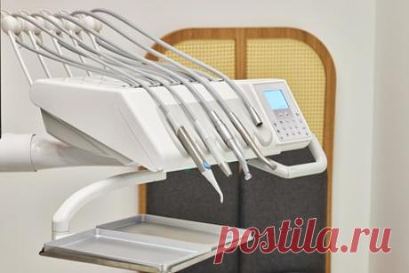 Россиянин избил стоматолога после отказа вырвать ребенку молочный зуб. Житель Челябинской области привел дочь к стоматологу, вступил с ним в конфликт и избил его. По словам свидетельницы произошедшего, мужчина зашел в кабинет и попросил вырвать его дочери молочный зуб. Врач решил, что зуб удалять не надо, и отказался от операции. После этого отец ребенка набросился на него с кулаками.