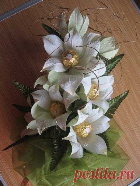 Лилия из гофрированной бумаги и конфет &amp;mdash; Сделай сам, идеи для творчества - DIY Ideas