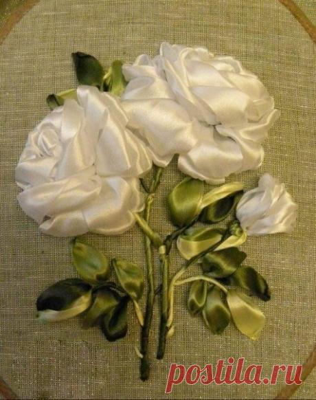 Вышивка лентами. Розы. Описание автора: 1. Выбираем ткань для основы. Определяемся с композицией. Исчезающим маркером или другим привычным способом наносим приблизительный рисунок.  2. Для листьев — берем ленту батик 15 мм ( или атласную однотонную нескольких оттенков шириной 12 мм). Листья вышиваем ленточными стежками, стебельки крутим из ленты.  3. Если стебелек выглядит тонким для вашего будущего цветка, то его дополнительно можно обкрутить той