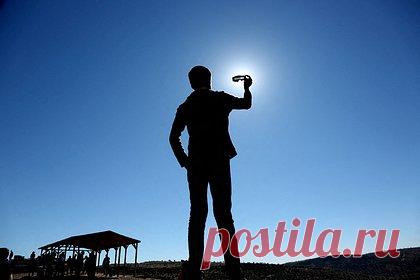 Жители Земли увидели гибридное солнечное затмение. Гибридное солнечное затмение прошло утром 20 апреля. Редкое природное явление наблюдалось на востоке Восточного Тимора, в некоторых частях Западного Папуа и на полуострове Эксмут в Западной Австралии. Максимальная фаза редкого явления наступила в 07:17 по московскому времени.