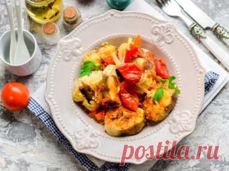 ​Хек с перцем, морковью и помидорами