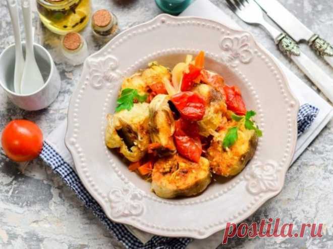 ​Хек с перцем, морковью и помидорами