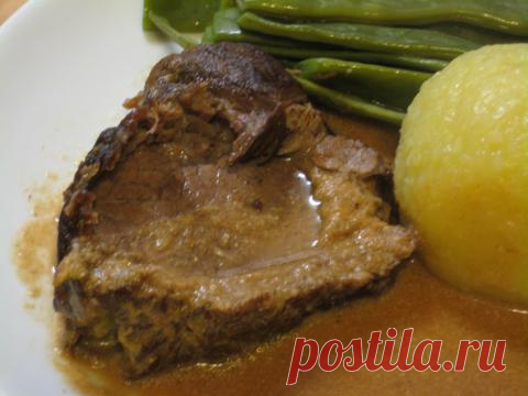 Духовая говядина в соусе из хрена и сливок.
Очень удачный рецепт! Мясо нежнейшее, соус очень вкусный! Настоящая домашняя, старорусская кухня. Как говорится, и в пир, и в мир! Непременно буду готовить еще много раз.
1 кг 200 г мякоти говядины одним куском, 2 стл горчицы, 50 г сыро – вяленой ветчины (шпика), 2 моркови, 2 луковицы, молотой паприки по вкусу, соль и перец, топленое масло для жарки