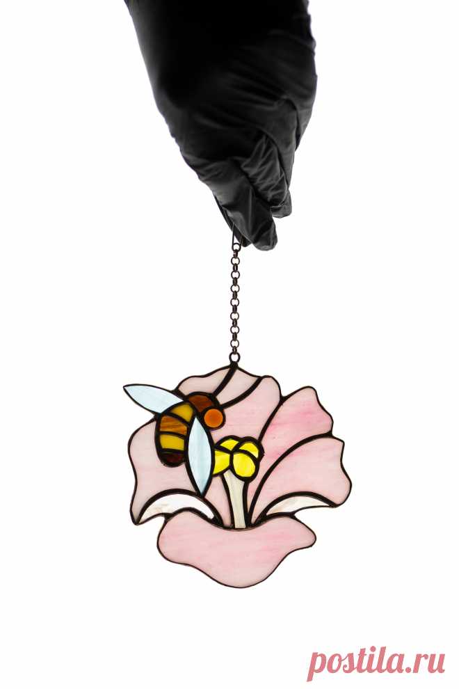 Bee and flower stained glass suncatcher Window hanging sun catcher Pin Enhance the ambiance of your space with our stunning bee and flower stained glass suncatcher. Handcrafted with meticulous attention to detail, this exquisite suncatcher showcases the delicate beauty of nature. Featuring a charming bee hovering over a vibrant flower, the stained glass design creates a mesmerizing play o