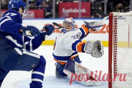 Российский голкипер стал первой звездой дня в НХЛ. Российского голкипера «Нью-Йорк Айлендерс» Илью Сорокина признали первой звездой дня в НХЛ. Во встрече против «Эдмонтон Ойлерс» россиянин совершил шатаут, отразив 49 бросков. Это второй результат в истории «Айлендерс» по количеству сейвов в матче на ноль. Рекорд клуба принадлежит канадцу Гленну Хилли.