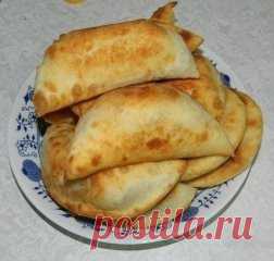 Очень вкусные чебуреки - быстро и легко
Ингредиенты для теста:
- 1 стакан густой простокваши
- мука
- соль по вкусу
- 0,5 чайной ложки соды
Приготовление:
И все! Для начинки готовим фарш: солим, перчим по вкусу. Нужно очень мало.
Фарш не должен быть густым - тогда чебуреки будут сочными. Замешиваем густое тесто, чтоб к рукам не прилипало.
Раскатываем тесто, тонко, как на пельмени.
Начинку распределяем по всей поверхности тонким слоем.
Тарелочкой обрезаем лишнее тесто.
Обжариваем с двух