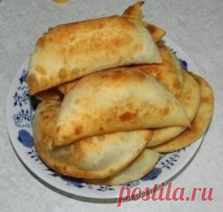 Очень вкусные чебуреки.
- 1 стакан густой простокваши
- мука
- соль по вкусу
- 0,5 чайной ложки соды
Приготовление:
И все! Для начинки готовим фарш: солим, перчим по вкусу. Нужно очень мало.
Фарш не должен быть густым - тогда чебуреки будут сочными. Замешиваем густое тесто, чтоб к рукам не прилипало.
Раскатываем тесто, тонко, как на пельмени.
Начинку распределяем по всей поверхности тонким слоем.
Тарелочкой обрезаем лишнее тесто.
Обжариваем с двух