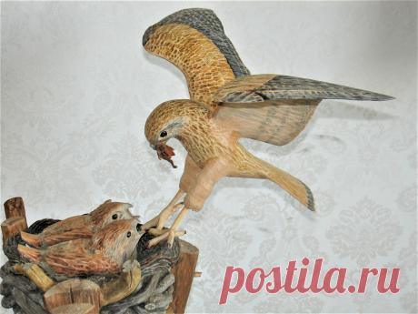 Красная пустельга - это составная скульптура из 3 частей на подставке из комеля сливы высотой 70 см. Находится в коллекции автора. Выставлена на продажу. Цена 50000 руб.