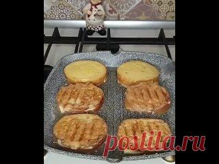 Гренки с сыром на завтрак Ингредиенты:БатонСырМасло растительноеЯйцо-3 -4 штСоль-по вкусуПриготовление:Батон нарезаем шириной примерно 2 см. По середине делаем надрез не доходя до края.Сыр любого сорта нарезаем по размеру кусочков от батона.Яйцо вбиваем в миску, солим по вкусу.И собираем гренки, можно кстати ещё...