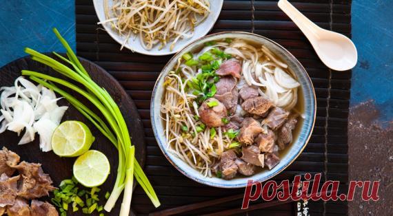Как сварить фо бо у себя на кухне Культовый вьетнамский суп (сами вьетнамцы настаивают, что это лапша) теперь известен по всему миру и считается чуть не главным национальным блюдом. История фо бо на текущий момент составляет всего 140 лет, но истоки не менее туманны, чем в римских хр