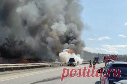 Пытавшийся уйти от полиции автомобиль загорелся на трассе и попал на видео. На трассе Красноярск — Канск на ходу загорелся автомобиль, пытавшийся уйти от погони сотрудников ГИБДД. Происшествие попало на видео. Водитель Mercedes-Benz G-класса проигнорировал требование остановиться и начал скрываться, увеличив скорость. На 870-м километре автомобиль задымился и сгорел.