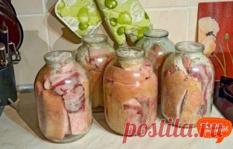 Засолка сала в рассоле в банке
Ингредиенты:
Сало — 1 Килограмм
Вода — 1 Литр (очищенная)
Соль — 100 Грамм
Чеснок — 3 Зубчика
Перец горошком — 10 Штук
Лист лавровый — 3 Штуки
Специи — 1 По вкусу
Рецепт:
1. Сало нарезаем кускками по 5-7 см. толщиной, промываем каждый кусочек под проточной водой и обсушиваем полотенцем. Складываем в чистую банку, но не очень плотно.
2. Сделаем рассол. Кипятим воду со всеми специями и солью. Когда вся соль растворится, выключаем огонь и добавл...