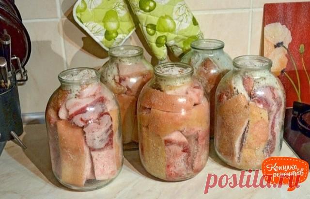 Засолка сала в рассоле в банке
Ингредиенты:
Сало — 1 Килограмм
Вода — 1 Литр (очищенная)
Соль — 100 Грамм
Чеснок — 3 Зубчика
Перец горошком — 10 Штук
Лист лавровый — 3 Штуки
Специи — 1 По вкусу
Рецепт:
1. Сало нарезаем кускками по 5-7 см. толщиной, промываем каждый кусочек под проточной водой и обсушиваем полотенцем. Складываем в чистую банку, но не очень плотно.
2. Сделаем рассол. Кипятим воду со всеми специями и солью. Когда вся соль растворится, выключаем огонь и добавл...