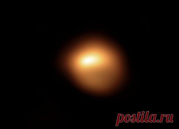 Астрономы рассмотрели потускневшую Бетельгейзе Астрономы, работающие с телескопом VLT, получили новое изображение звезды-сверхгиганта Бетельгейзе, яркость которой упала до минимального уровня