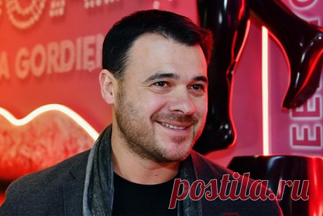 Популярный российский певец рассказал о строительстве домов для четверых детей. Популярный российский певец и предприниматель Эмин Агаларов сообщил, что в данный момент он достраивает четыре дома для своих детей. Об этом он рассказал в интервью для Youtube-канала «На Рублевке — на Новой Риге — life». Агаларов рассказал, что дома для четверых наследников будут готовы летом текущего года.