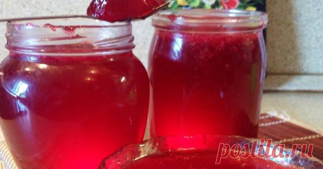 Желе из красной смородины по рецепту Элизабет Дэвид

По этому рецепту получится настоящее желе, даже не нужно добавлять пектин. 

Ингредиенты:

Красная смородина — 1 кг
Сахар — 1 кг

Приготовление:

1. Красную смородину вымойте и очистите от веточек. Обсушите ягоды на полотенце, переложите в таз или кастрюлю, в которой будете варить желе. 
2. Добавьте сахар и тщательно перемешайте. Оставьте на 10–15 минут, затем поставьте на большой огонь и, постоянно помешивая и снимая пе...