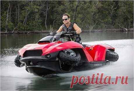 Quadski XL — это два в одном! Гидроцикл и квадроцикл в одном лице. Всего лишь нужно нажать кнопку. Оснащен 4-х тактным BMW K1300cc двигателем, который имеет 140 л.с, позволяя разгоняться до 45 миль в час, как на воде, так и на суше.