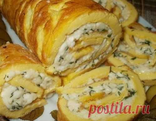 Рулет омлетный с плавленным сыром.