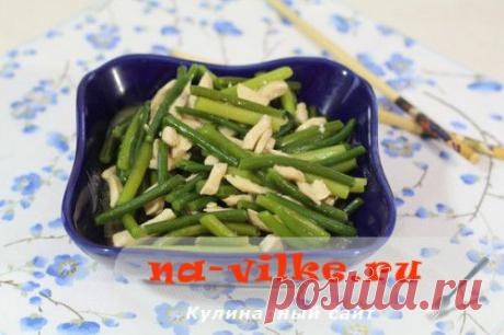 Чесночные стрелки с курицей в крахмальном соусе - рецепт с фото