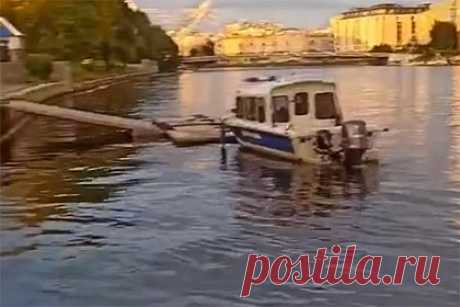 В Петербурге столкнулись катер и гидроцикл