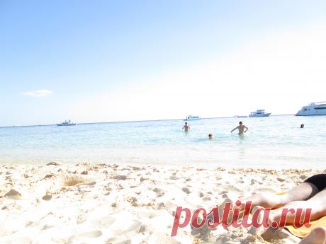 Остров Утопия,  он на ночь погружается под воду, а с восходом солнца опять поднимается.Песок на этом острове очень полезный ,мы там закапывались -принимали песочные ванны.